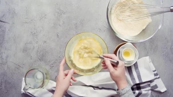 在碗中混合玉米面包配料的女主厨特写 — 图库视频影像