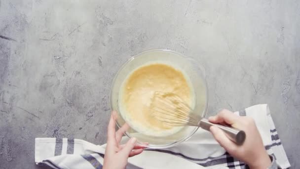 女主厨特写准备玉米面包面糊 — 图库视频影像