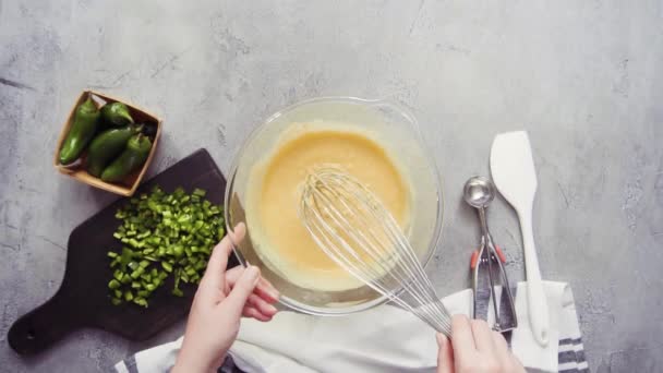 Gros plan sur une cuisinière préparant du pain de maïs 