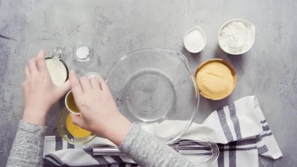 Κοντινό Πλάνο Γυναίκα Σεφ Βάζοντας Cornbread Συστατικά Στο Τραπέζι — Αρχείο Βίντεο