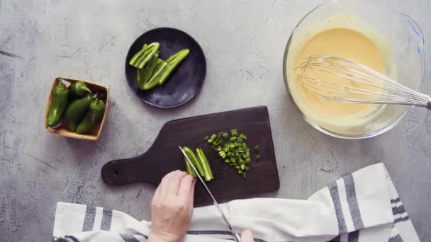 Primo Piano Dello Chef Donna Che Taglia Peperone Jalapeno Pane — Video Stock