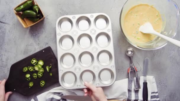 Gros Plan Chef Féminin Mettant Une Casserole Muffins Pour Pain — Video