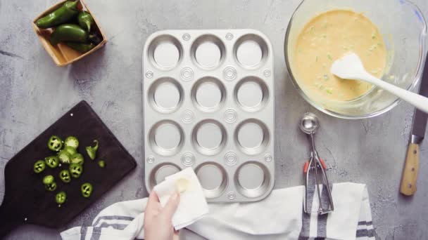 Närbild Kvinnliga Kock Smetar Muffinsplåt Med Smör För Kornbröd — Stockvideo