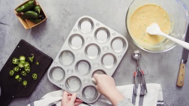 Close Kvindelig Kok Smøre Muffin Pan Med Smør Til Majsbrød – Stock-video