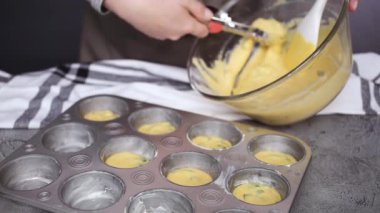 Çörek tepsisi jalapeno biber ile Mısır ekmeği cupcakes hazırlama kadın şef görünümünü kırpılmış