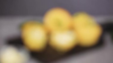 Pişmiş Mısır ekmeği ve jalapeno muffins gemide Close-up