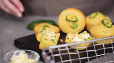 Kadın şef kurulu Mısır ekmeği ve jalapeno muffins ile masaya taşıma Close-up