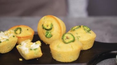Kadın şef kurulu Mısır ekmeği ve jalapeno muffins ile masaya taşıma Close-up