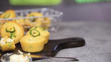 Gemide taze mısır ekmeği ve jalapeno muffins Close-up