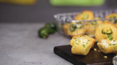 Gemide taze mısır ekmeği ve jalapeno muffins Close-up