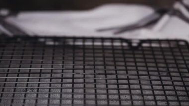 Kadın şef ızgara üzerinde Mısır ekmeği ve jalapeno kek koyarak Close-up