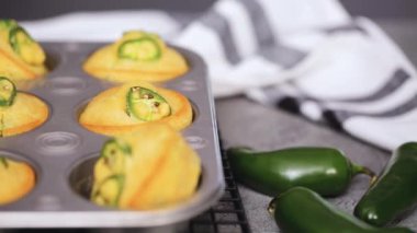 Taze pişmiş cornbread ve jalapeno muffins masada tavada Close-up