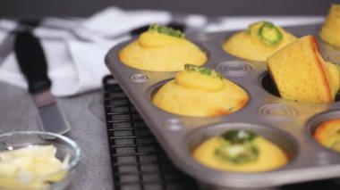 Taze pişmiş cornbread ve jalapeno muffins masada tavada Close-up