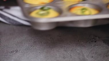 Mısır ekmeği ve jalapeno kek pan masanın üzerine koyarak kadın şef Close-up