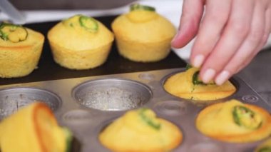 Mısır ekmeği ve jalapeno çörek tava koyarak kadın şef Close-up