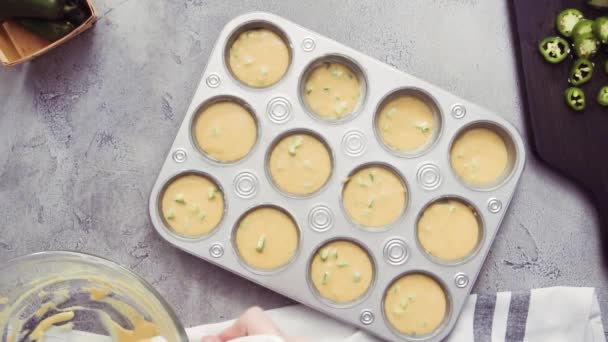 Zbliżenie Kobieta Kucharz Wylewanie Cornbread Ciasto Muffin Pan — Wideo stockowe