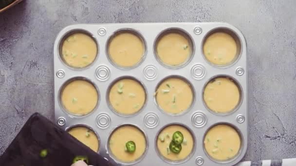 Zbliżenie Kobieta Kucharz Przygotowuje Cornbread Ciasto Muffin Pan — Wideo stockowe