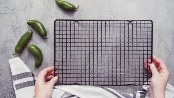 Nahaufnahme Einer Köchin Die Gebackenes Maisbrot Und Jalapeño Muffins Auf — Stockvideo