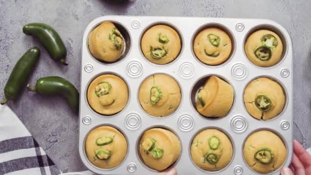 Primer Plano Chef Poniendo Pan Maíz Horneado Magdalenas Jalapeño Mesa — Vídeos de Stock