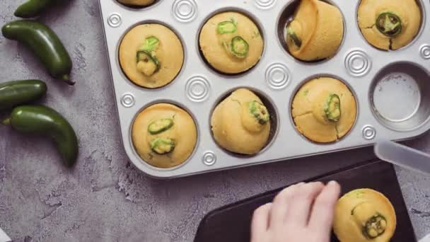 Närbild Kvinnliga Chef Att Sätta Bakat Kornbröd Och Jalapeño Muffins — Stockvideo