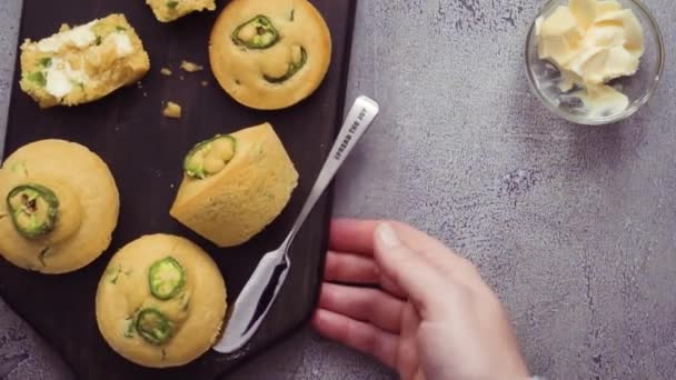 关闭的女厨师涂抹玉米面包和墨西哥胡椒松饼与黄油 — 图库视频影像