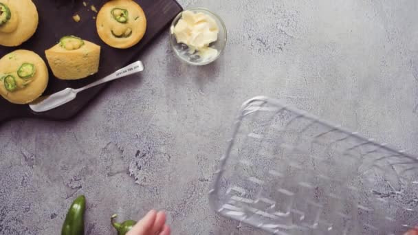 Close Van Vrouwelijke Chef Kok Raster Mand Met Cornbread Jalapeno — Stockvideo