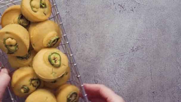Close Chef Feminino Colocando Grade Cesta Com Pão Milho Muffins — Vídeo de Stock