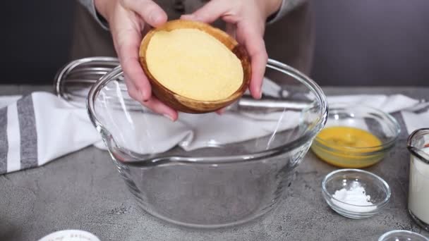 女主厨在碗中混合玉米面包配料的裁剪视图 — 图库视频影像