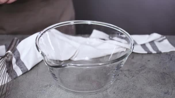 Vista Cortada Chef Feminino Preparando Ingredientes Pão Milho Mesa — Vídeo de Stock