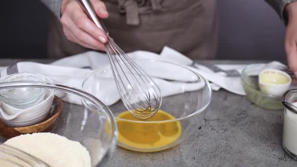 Vista Cortada Chef Feminino Misturando Ingredientes Pão Milho Tigela — Vídeo de Stock
