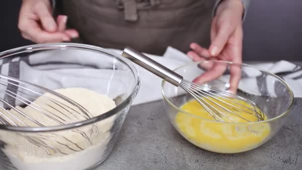 Vista Cortada Chef Feminino Misturando Ingredientes Pão Milho Tigela — Vídeo de Stock
