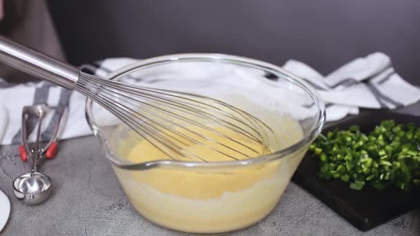 Vista Cortada Chef Feminino Preparando Massa Pão Milho Pimenta Jalapeno — Vídeo de Stock