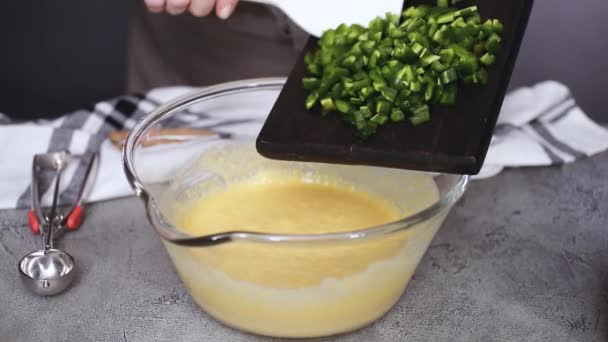 Vista Cortada Chef Feminino Preparando Massa Pão Milho Pimenta Jalapeno — Vídeo de Stock