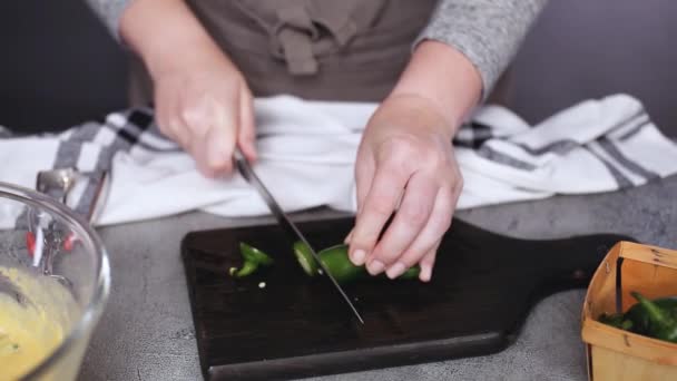 Abgeschnittene Ansicht Einer Köchin Die Jalapeño Pfeffer Für Maisbrot Hackt — Stockvideo