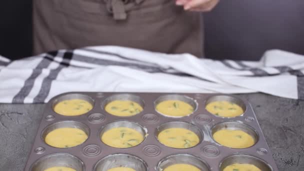女厨师的短款视图在松饼锅中准备玉米面包蛋糕和墨西哥胡椒粉 — 图库视频影像