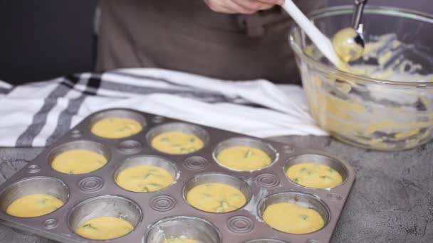 Beskuren Bild Kvinnliga Kocken Förbereder Cornbread Muffins Med Jalapeno Peppar — Stockvideo