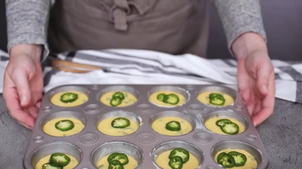 Przycięte Widzenia Kobieta Kucharz Przygotowuje Cornbread Babeczki Papryka Jalapeno Muffin — Wideo stockowe