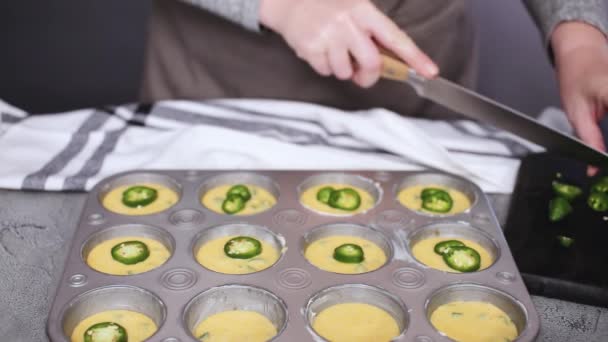 女厨师的短款视图在松饼锅中准备玉米面包蛋糕和墨西哥胡椒粉 — 图库视频影像