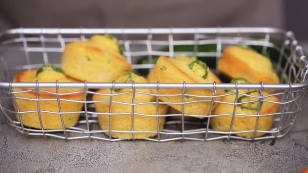 女主厨特写把墨西哥辣椒放在网篮前的玉米面包松饼 — 图库视频影像