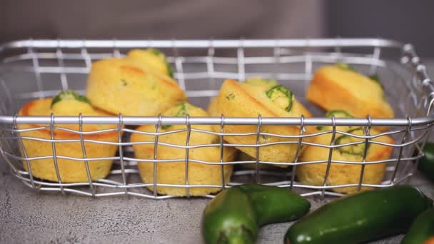 关闭的女厨师把网篮与玉米面包和墨西哥胡椒松饼表 — 图库视频影像