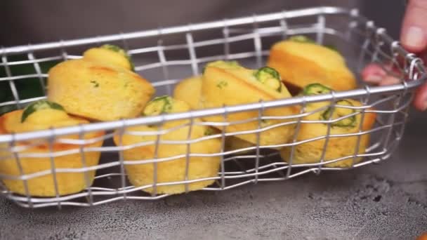 Primo Piano Focaccine Mais Forno Muffin Jalapeno Sul Tavolo — Video Stock