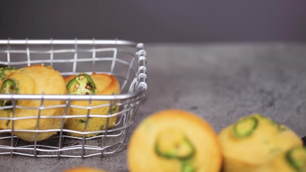 Primo Piano Pane Mais Appena Sfornato Muffin Jalapeno Cestino Griglia — Video Stock