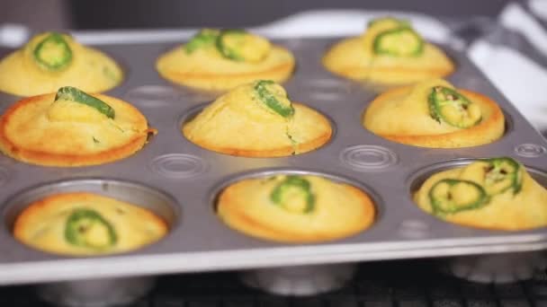 Close Chef Feminino Colocando Panela Com Pão Milho Muffins Jalapeno — Vídeo de Stock