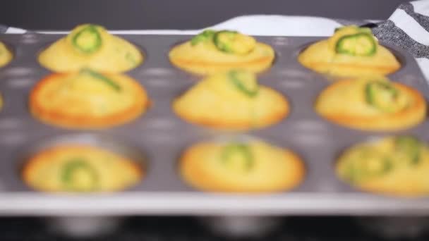 Zbliżenie Upieczone Babeczki Jalapeno Cornbread Patelni — Wideo stockowe