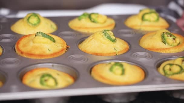 Női Szakács Mozgó Serpenyőben Sült Cornbread Jalapeno Muffin Táblázat Részlete — Stock videók