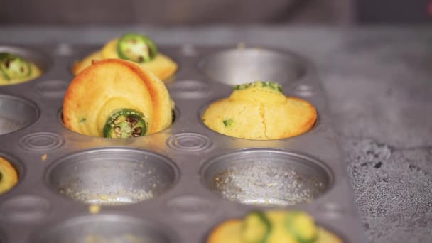 Närbild Kvinnliga Kock Flytta Pan Bakat Kornbröd Och Jalapeño Muffins — Stockvideo