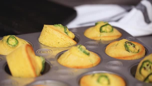 Close Van Vrouwelijke Chef Kok Cornbread Jalapeno Muffins Uitstellen Pan — Stockvideo