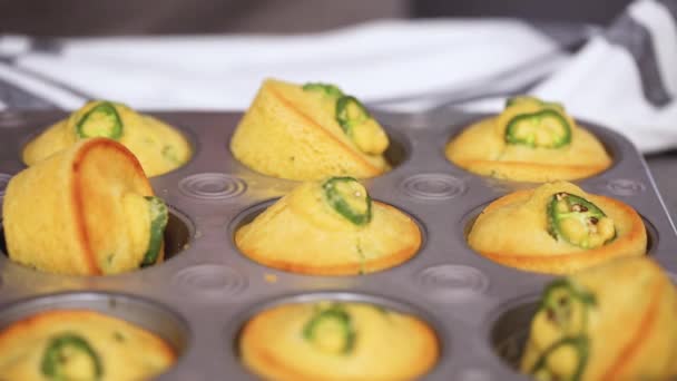 Close Chef Feminino Colocando Pão Milho Muffins Jalapeno Fora Panela — Vídeo de Stock