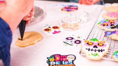 Dia de los Muertos tatil için Kraliyet buzlanma ile şeker kafatası çerezleri dekorasyon kadının kırpılmış görünümü.