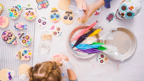 Vista Superior Biscoitos Crânio Açúcar Decoração Mãe Filha Com Cobertura — Fotografia de Stock